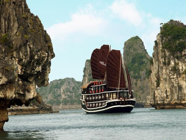 Vịnh Hạ Long (Quảng Ninh) Vịnh Hạ Long luôn được chọn là nơi du lịch lý tưởng cho ngày 30/4 và 1/5. Năm nay, du khách sẽ chứng kiến nhiều đổi thay khi thăm quan Vịnh Hạ Long. Màu sắc của đội tàu du lịch đã được sơn trắng đồng bộ, chất lượng các dịch vụ du lịch được nâng cao. (Ảnh: Tiền Phong Online) Vịnh Hạ Long (Quảng Ninh) Vịnh Hạ Long luôn được chọn là nơi du lịch lý tưởng cho ngày 30/4 và 1/5. Năm nay, du khách sẽ chứng kiến nhiều đổi thay khi thăm quan Vịnh Hạ Long. Màu sắc của đội tàu du lịch đã được sơn trắng đồng bộ, chất lượng các dịch vụ du lịch được nâng cao. (Ảnh: Tiền Phong Online)