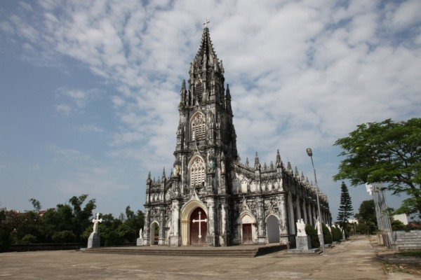 Trà Cổ vẫn còn rất hoang sơ và chưa có nhiều dịch vụ. Quanh bãi biển Trà Cổ bạn có thể đến thăm rất nhiều địa danh du lịch như: Nhà thờ Trà Cổ, đình Trà Cổ và rất nhiều cảnh đẹp như Cồn Mang, Sa Vĩ, chùa Linh Khánh… Trà Cổ vẫn còn rất hoang sơ và chưa có nhiều dịch vụ. Quanh bãi biển Trà Cổ bạn có thể đến thăm rất nhiều địa danh du lịch như: Nhà thờ Trà Cổ, đình Trà Cổ và rất nhiều cảnh đẹp như Cồn Mang, Sa Vĩ, chùa Linh Khánh…