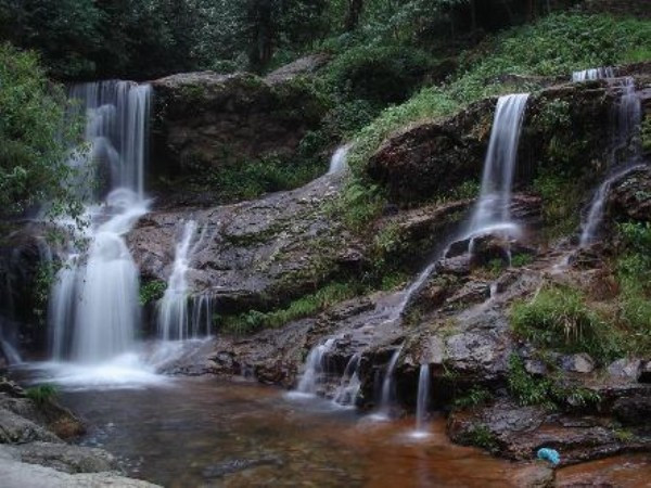 Cũng từ trung tâm thị trấn Tam Đảo, rẽ phải theo lối mòn, hút xuống thung lũng sâu, thác Bạc giấu mình trong núi, bí ẩn đổ xuống dòng nước trắng bạc, lóng lánh ánh mặt trời phản chiếu sắc cầu vồng. Một dòng suối nhỏ từ trên cao 50 m ào ào tuôn nước, thả vào gió tiếng suối, tiếng rừng, tiếng lá dội vào vách đá nghe thâm u như tiếng ngàn xưa... Cũng từ trung tâm thị trấn Tam Đảo, rẽ phải theo lối mòn, hút xuống thung lũng sâu, thác Bạc giấu mình trong núi, bí ẩn đổ xuống dòng nước trắng bạc, lóng lánh ánh mặt trời phản chiếu sắc cầu vồng. Một dòng suối nhỏ từ trên cao 50 m ào ào tuôn nước, thả vào gió tiếng suối, tiếng rừng, tiếng lá dội vào vách đá nghe thâm u như tiếng ngàn xưa...