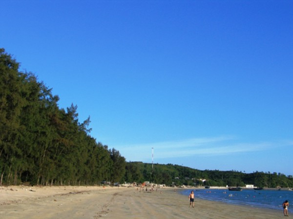 Bãi biển sóng lớn, cát trắng mịn, rộng và rất sạch sẽ với con đường phi lao tuyệt đẹp chạy dọc ven biển. Đây là điểm đi dạo ưa thích của người dân đảo Cô Tô và cũng là điểm ngắm bình minh đẹp nhất. Nếu đi vào cuối tuần, bạn có thể dành trọn một ngày để khám phá hòn đảo Cô Tô nhỏ còn rất hoang sơ và không một dấu chân người trong một chuyến đi do thanh niên trên đảo tổ chức. Bãi biển sóng lớn, cát trắng mịn, rộng và rất sạch sẽ với con đường phi lao tuyệt đẹp chạy dọc ven biển. Đây là điểm đi dạo ưa thích của người dân đảo Cô Tô và cũng là điểm ngắm bình minh đẹp nhất. Nếu đi vào cuối tuần, bạn có thể dành trọn một ngày để khám phá hòn đảo Cô Tô nhỏ còn rất hoang sơ và không một dấu chân người trong một chuyến đi do thanh niên trên đảo tổ chức.