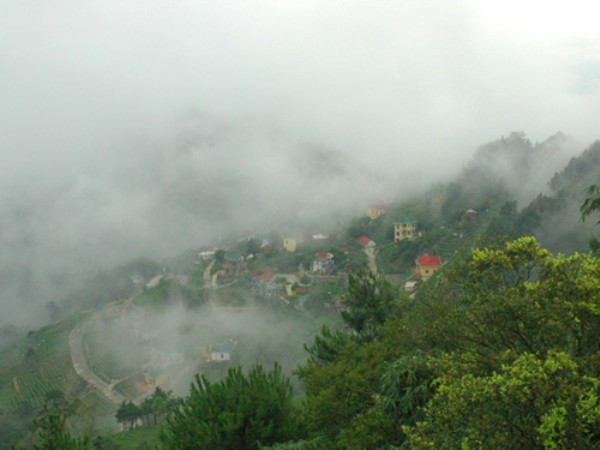 Tam Đảo (Vĩnh Phúc) Khu du lịch Tam Đảo thuộc thị trấn Tam Đảo, huyện Tam Đảo, tỉnh Vĩnh Phúc. Khí hậu ở đây rất độc đáo, bốn mùa trong ngày; khung cảnh thơ mộng, hùng vĩ. vừa thơ mộng, u tịch, vừa hùng vĩ, huyền ảo trong cảnh mây gió, sương khói vờn trên đỉnh núi rồi sà xuống những thảm cỏ, những ngôi nhà ven sườn núi. Hè về, Tam Ðảo vào mùa du lịch đẹp nhất trong năm. Tam Đảo (Vĩnh Phúc) Khu du lịch Tam Đảo thuộc thị trấn Tam Đảo, huyện Tam Đảo, tỉnh Vĩnh Phúc. Khí hậu ở đây rất độc đáo, bốn mùa trong ngày; khung cảnh thơ mộng, hùng vĩ. vừa thơ mộng, u tịch, vừa hùng vĩ, huyền ảo trong cảnh mây gió, sương khói vờn trên đỉnh núi rồi sà xuống những thảm cỏ, những ngôi nhà ven sườn núi. Hè về, Tam Ðảo vào mùa du lịch đẹp nhất trong năm.