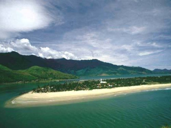 Trà Cổ (Quảng Ninh) Trà Cổ - bãi biển được mệnh danh là "trữ tình nhất Việt Nam" - một vẻ đẹp còn vẹn nguyên, hài hòa, bình dị với bãi cát trắng mịn màng trải dài phẳng lặng trong nền nước biển xanh biếc bốn mùa. Đến đây, bạn sẽ tìm được những khoảnh khắc bình yên, thơ mộng và tha hồ thả hồn mình vào nắng, vào gió... Trà Cổ (Quảng Ninh) Trà Cổ - bãi biển được mệnh danh là "trữ tình nhất Việt Nam" - một vẻ đẹp còn vẹn nguyên, hài hòa, bình dị với bãi cát trắng mịn màng trải dài phẳng lặng trong nền nước biển xanh biếc bốn mùa. Đến đây, bạn sẽ tìm được những khoảnh khắc bình yên, thơ mộng và tha hồ thả hồn mình vào nắng, vào gió...