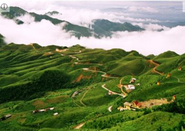 Mẫu Sơn (Lạng Sơn) Đến Mẫu Sơn, bạn sẽ không chỉ tìm thấy một vùng khí hậu Châu Âu điển hình, một không gian văn hoá đậm đà bản sắc dân tộc Dao, một vùng không khí trong sạch đến tinh khôi, mà bạn còn được đứng lên một cao điểm, từ đó bạn có thể phóng tầm mắt ngắm nhìn ra xa hàng chục km, nhìn sang nước bạn, chiêm ngưỡng vẻ đẹp hùng vĩ của núi rừng Đông Bắc. Mẫu Sơn (Lạng Sơn) Đến Mẫu Sơn, bạn sẽ không chỉ tìm thấy một vùng khí hậu Châu Âu điển hình, một không gian văn hoá đậm đà bản sắc dân tộc Dao, một vùng không khí trong sạch đến tinh khôi, mà bạn còn được đứng lên một cao điểm, từ đó bạn có thể phóng tầm mắt ngắm nhìn ra xa hàng chục km, nhìn sang nước bạn, chiêm ngưỡng vẻ đẹp hùng vĩ của núi rừng Đông Bắc.