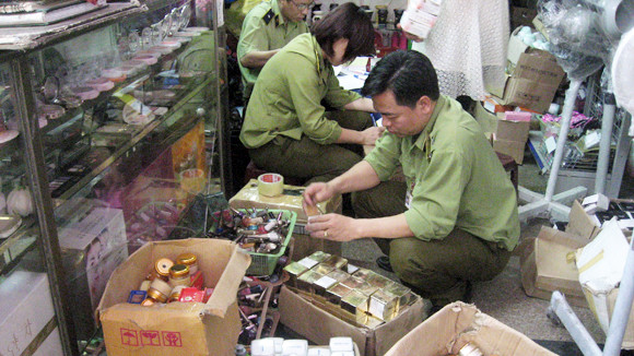 Hàng trăm sản phẩm mỹ phẩm không rõ nguồn gốc bị thu giữ Hàng trăm sản phẩm mỹ phẩm không rõ nguồn gốc bị thu giữ