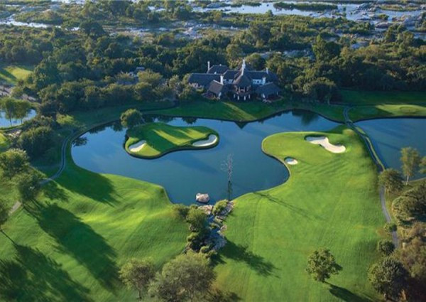 Leopard Creek (Nam Phi) Sân golf nằm trong công viên quốc gia Kruger (Nam Phi), trên vùng đầm lầy Malelane. Vì thế, chơi golf ở đây, bạn có thể bắt gặp những chú cá sấu nhở nhơ quanh đầm lầy hay những động vật hoang dã như hươu, hà mã…