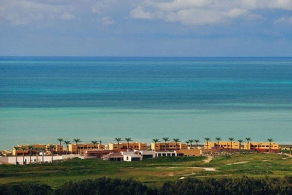 Verdura Golf & Spa Resort (Sicily, Ý) Nằm ở bờ biển phía nam của Sicily, Verdura Golf & Spa Resort là một khu resort sân golf mới thú vị nhất của châu Âu. Sân golf có 18 lỗ, tất cả nép mình giữa những cây oliu và biển Địa Trung Hải xanh trong. Điều đáng nói, Verdura Golf có những đường golf vô cùng độc đáo với những đường gofl ngắn nhất, dài nhất chóp đỉnh… tạo cảm giác thử thách tột cùng cho người chơi.