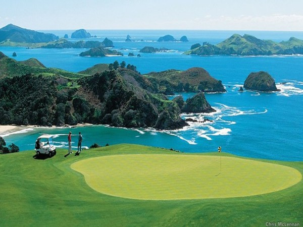 Kauri Cliffs (Vịnh Matauri, New Zealand) Sân golf Kauri Cliffs nằm gọn trong một khu resort đẳng cấp 5 sao bờ tây vịnh Matauri. Kauri Cliffs nổi tiếng là sân golf có những lỗ nằm cheo leo trên các vách đá hay ẩn mình trong những khe núi hiểm trở sẽ là thử thách đầy cam go cho những tay golf muốn chinh phục thành công.