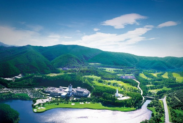 Mission Hills Golf Club (Trung Quốc) Nằm trong khu resort trên hòn đảo Hải Nam xinh đẹp, sân golf Mission Hills được xây dựng hầu như hoàn toàn trên những ngọn núi lửa cổ tạo nên cảnh quan vô cùng ấn tượng. Khi chơi golf tại đây bạn sẽ có được cảm giác rất “mở” vì cây cối tương đối ít và tầm nhìn toàn cảnh rất xa. Đá nham thạch bao quanh hầu hết các lỗ golf sẽ tạo ra một sự tương phản sắc nét giữa đá sẫm màu và cây cỏ cỏ xanh tươi bên cạnh, chính điều này sẽ làm xuất hiện một sự khác biệt lớn so với các sân golf khác, vô cùng ấn tượng.