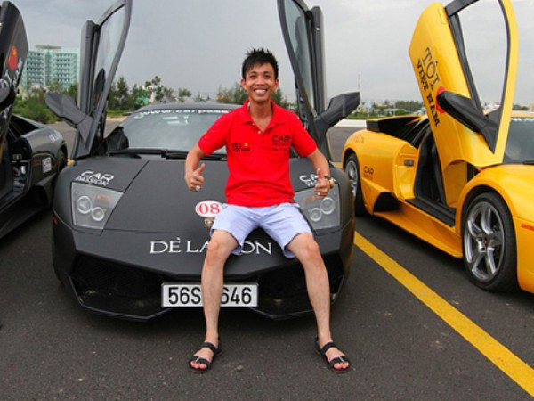 Chủ nhân của siêu xe bạc - đỏ mang biển số 51A289.88 này là thiếu gia Phạm Trần Nhật Minh - Phó Tổng giám đốc Công ty TNHH nhựa Long Thành. Đại gia trẻ tuổi này còn có biệt danh Minh “nhựa”, một người đã rất quen thuộc của làng xe Việt. Chủ nhân của siêu xe bạc - đỏ mang biển số 51A289.88 này là thiếu gia Phạm Trần Nhật Minh - Phó Tổng giám đốc Công ty TNHH nhựa Long Thành. Đại gia trẻ tuổi này còn có biệt danh Minh “nhựa”, một người đã rất quen thuộc của làng xe Việt.