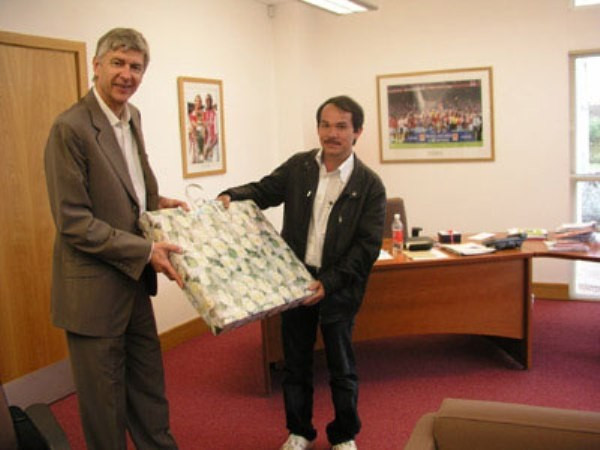 Trước đó, Hoàng Anh Gia Lai cũng đã bắt tay với CLB Arsenal xây dựng học viện bóng đá HAGL – Arsenal JMG. Theo Bầu Đức, ông có kế hoạch cho tập đoàn Hoàng Anh Gia Lai mua lại 20% cổ phần của Arsenal và sẽ hiện thực hóa nó trong một vài năm tới. Trước đó, Hoàng Anh Gia Lai cũng đã bắt tay với CLB Arsenal xây dựng học viện bóng đá HAGL – Arsenal JMG. Theo Bầu Đức, ông có kế hoạch cho tập đoàn Hoàng Anh Gia Lai mua lại 20% cổ phần của Arsenal và sẽ hiện thực hóa nó trong một vài năm tới.