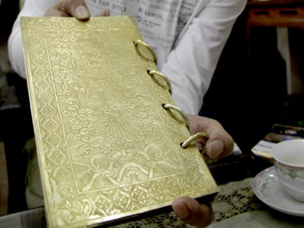 Đây là cuốn sách do vua Thiệu Trị (vị vua thứ ba thời Nguyễn, trị vì từ năm 1841 đến 1847) tặng cho bà phi Vụ Thị Viên khi bà được phong từ thứ hạng Lương Tần lên Lương Phi (1846). Cuốn sách bằng bạc được dát vàng kích thước 14 x 23 cm, có 10 trang, nặng gần 2 kg, với 186 chữ Hán nói về thân thế và sự nghiệp của bà phi này. Đây là cuốn sách do vua Thiệu Trị (vị vua thứ ba thời Nguyễn, trị vì từ năm 1841 đến 1847) tặng cho bà phi Vụ Thị Viên khi bà được phong từ thứ hạng Lương Tần lên Lương Phi (1846). Cuốn sách bằng bạc được dát vàng kích thước 14 x 23 cm, có 10 trang, nặng gần 2 kg, với 186 chữ Hán nói về thân thế và sự nghiệp của bà phi này.