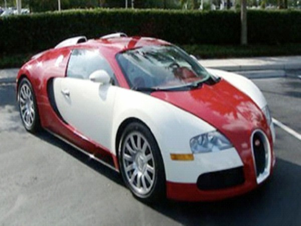 Chiếc Veyron ở Mỹ có giá khoảng 800.000 USD. Về Việt Nam, cộng thêm thuế tiêu thụ đặc biệt phải nộp 480.000 USD, thuế GTGT là 128.000 USD, tổng giá trị của siêu xe này là khoảng hơn 1,4 triệu USD. Được biết, Minh “nhựa” còn sở hữu 5 chiếc siêu xe như khác: Lamborghini Murielago LP 640, Ferrari F430 coupe màu đỏ, Rolls Royce trắng, BMW X5 4.8, Mercedes S550. Chiếc Veyron ở Mỹ có giá khoảng 800.000 USD. Về Việt Nam, cộng thêm thuế tiêu thụ đặc biệt phải nộp 480.000 USD, thuế GTGT là 128.000 USD, tổng giá trị của siêu xe này là khoảng hơn 1,4 triệu USD. Được biết, Minh “nhựa” còn sở hữu 5 chiếc siêu xe như khác: Lamborghini Murielago LP 640, Ferrari F430 coupe màu đỏ, Rolls Royce trắng, BMW X5 4.8, Mercedes S550.