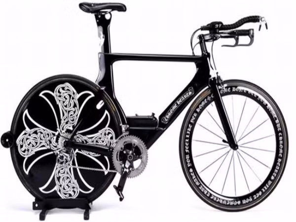 Chrome Hearts x Cervelo Chiếc xe có giá 60.000 USD này là sản phẩm của sự kết hợp giữa nhà sản xuất xe đạp uy tín nhất thế giới Cervelo và hãng thời trang danh tiếng Chrome Hearts. Chiếc xe được trang trí với những họa tiết bắt mắt và được gắn thêm kim loại quý, da, kim cương giả.