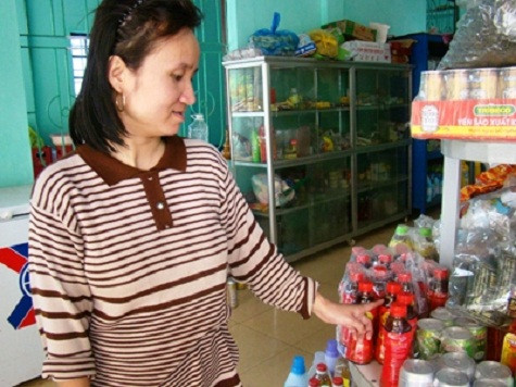 Bà Hà - chủ quầy hàng tạp hóa đóng tại tiểu khu 7, phường Đồng Phú, TP Đồng Hới chỉ những chai nước giải khát Dr.Thanh bị kết tủa (Ảnh: Dân Trí) Bà Hà - chủ quầy hàng tạp hóa đóng tại tiểu khu 7, phường Đồng Phú, TP Đồng Hới chỉ những chai nước giải khát Dr.Thanh bị kết tủa (Ảnh: Dân Trí)
