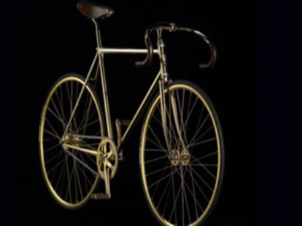 7. Enigma titanium Giá: 10.000 bảng Anh Hãng Aurumania đã giới thiệu thêm chiếc Xe đạp Vàng với giá rẻ hơn phiên bản Pha lê. Bánh xe và các bộ phận khác được làm từ nhôm đánh bóng. Ống sườn ngang của xe có gắn những viên pha lê ghép lại thành tên hãng “Aurumania” bằng chữ nổi Braille. 7. Enigma titanium Giá: 10.000 bảng Anh Hãng Aurumania đã giới thiệu thêm chiếc Xe đạp Vàng với giá rẻ hơn phiên bản Pha lê. Bánh xe và các bộ phận khác được làm từ nhôm đánh bóng. Ống sườn ngang của xe có gắn những viên pha lê ghép lại thành tên hãng “Aurumania” bằng chữ nổi Braille.