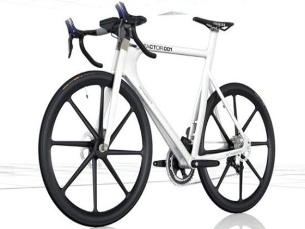 1. Beru Factor 001 Giá: 22.000 bảng Anh Hãng Beru (Anh) rất tự hào khi tạo ra chiếc xe được ứng dụng những công nghệ mới nhất. Factor 001 khác với xe đạp thông thường ở chỗ nó được làm từ sợi carbon, tay lái được gắn màn hình cảm ứng thể hiện dữ kiện từ nhiều cảm biến trong môi trường xung quanh xe giúp người đạp vận hành xe hữu hiệu hơn. 1. Beru Factor 001 Giá: 22.000 bảng Anh Hãng Beru (Anh) rất tự hào khi tạo ra chiếc xe được ứng dụng những công nghệ mới nhất. Factor 001 khác với xe đạp thông thường ở chỗ nó được làm từ sợi carbon, tay lái được gắn màn hình cảm ứng thể hiện dữ kiện từ nhiều cảm biến trong môi trường xung quanh xe giúp người đạp vận hành xe hữu hiệu hơn.
