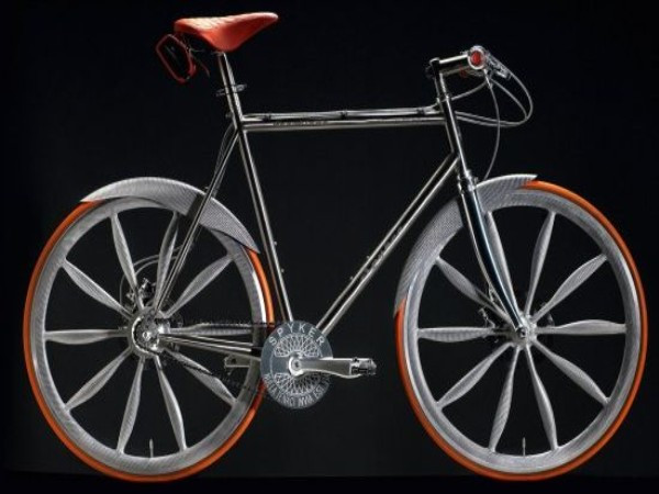 6. Spyker Aeroblade Giá: 12.500 euro Chiếc Aeroblade có sườn xe được làm từ titanium với 2 bánh xe bằng sợi carbon và căm xe có dạng cánh quạt máy bay. Trục sau của bánh xe có tới 14 bánh răng. Điều đặc biệt là chỉ có 50 chiếc Spyker Aeroblade được chế tạo và bán ra trên thế giới. 6. Spyker Aeroblade Giá: 12.500 euro Chiếc Aeroblade có sườn xe được làm từ titanium với 2 bánh xe bằng sợi carbon và căm xe có dạng cánh quạt máy bay. Trục sau của bánh xe có tới 14 bánh răng. Điều đặc biệt là chỉ có 50 chiếc Spyker Aeroblade được chế tạo và bán ra trên thế giới.