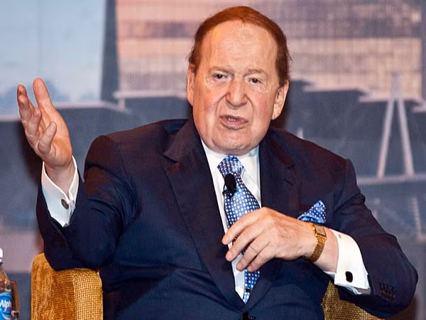 6. Sheldon Adelson (78 tuổi) Công ty: Tập đoàn Las Vegas Sands Tài sản: 24,6 tỷ USD Sheldon Adelson là Chủ tịch Tập đoàn Las Vegas Sands, một tập đoàn nắm trong tay hệ thống casino lớn nhất thế giới. Khởi nghiệp từ một người bán báo dạo, giờ đây, mỗi ngày ông kiếm được 23,6 triệu USD (trung bình mỗi giờ gần triệu đô). 6. Sheldon Adelson (78 tuổi) Công ty: Tập đoàn Las Vegas Sands Tài sản: 24,6 tỷ USD Sheldon Adelson là Chủ tịch Tập đoàn Las Vegas Sands, một tập đoàn nắm trong tay hệ thống casino lớn nhất thế giới. Khởi nghiệp từ một người bán báo dạo, giờ đây, mỗi ngày ông kiếm được 23,6 triệu USD (trung bình mỗi giờ gần triệu đô).