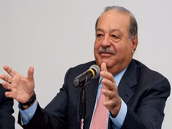 1. Carlos Slim (72 tuổi) Công ty: Grupo Carso, Telmex, America Movil Tài sản: 70 tỷ USD Carlos Slim là người giàu nhất thế giới trong ba năm qua, sự giàu có của ông tương đương với gần 6% sản lượng kinh tế hàng năm của Mexico. Slim là CEO đồng thời của ba công ty: tập đoàn viễn thông Telmex (lớn nhất châu Mỹ), Hãng điện thoại di động America Movil (lớn thứ ba thế giới) và tập đoàn Grupo Carso. Vẫn dẫn đầu thế giới nhưng tài sản của ông đã giảm 5 tỷ USD so với năm 2010. 1. Carlos Slim (72 tuổi) Công ty: Grupo Carso, Telmex, America Movil Tài sản: 70 tỷ USD Carlos Slim là người giàu nhất thế giới trong ba năm qua, sự giàu có của ông tương đương với gần 6% sản lượng kinh tế hàng năm của Mexico. Slim là CEO đồng thời của ba công ty: tập đoàn viễn thông Telmex (lớn nhất châu Mỹ), Hãng điện thoại di động America Movil (lớn thứ ba thế giới) và tập đoàn Grupo Carso. Vẫn dẫn đầu thế giới nhưng tài sản của ông đã giảm 5 tỷ USD so với năm 2010.