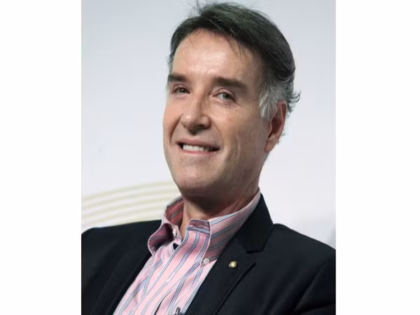 4. Eike Batista (56 tuổi) Công ty: EBX Tài sản: 31,6 tỷ USD Eike Batista là tỷ phú Brazil và cũng là người giàu nhất Nam Mỹ. Ông được biết đến là tỷ phú thích mạo hiểm, có lần đã tham gia vào các cuộc đào vàng và suýt phải bỏ mạng. Ông cũng là người từng tuyên bố sẽ trở thành người giàu nhất thế giới trước năm 2015. Ông cũng dính vào một vụ lùm xùm khi tháng ba vừa qua, người con trai 20 tuổi của ông đã tấn công và giết chết một người đi xe đạp bằng chiếc xe của cha mình. 4. Eike Batista (56 tuổi) Công ty: EBX Tài sản: 31,6 tỷ USD Eike Batista là tỷ phú Brazil và cũng là người giàu nhất Nam Mỹ. Ông được biết đến là tỷ phú thích mạo hiểm, có lần đã tham gia vào các cuộc đào vàng và suýt phải bỏ mạng. Ông cũng là người từng tuyên bố sẽ trở thành người giàu nhất thế giới trước năm 2015. Ông cũng dính vào một vụ lùm xùm khi tháng ba vừa qua, người con trai 20 tuổi của ông đã tấn công và giết chết một người đi xe đạp bằng chiếc xe của cha mình.