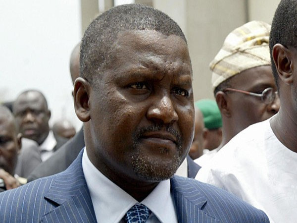 10. Aliko Dangote (55 tuổi) Công ty: Dangote Group Tài sản: 11,2 tỷ USD Aliko Dangote là tỷ phú giàu nhất lục địa đen. Ông được mệnh danh là vua xi măng của châu Phi và là nhà sáng lập kiêm CEO của tập đoàn Aliko Dangote chuyên về hàng hóa và vật liệu xây dựng. Sau đó, ông thành lập tập đoàn Dangote Group vừa sản xuất xi măng, vừa tinh luyện đường, xay bột và sản xuất muối. Ông là người yêu bóng đá, đã từng có ý định mua cổ phần của CLB Arsenal nhưng kế hoạch không thành.