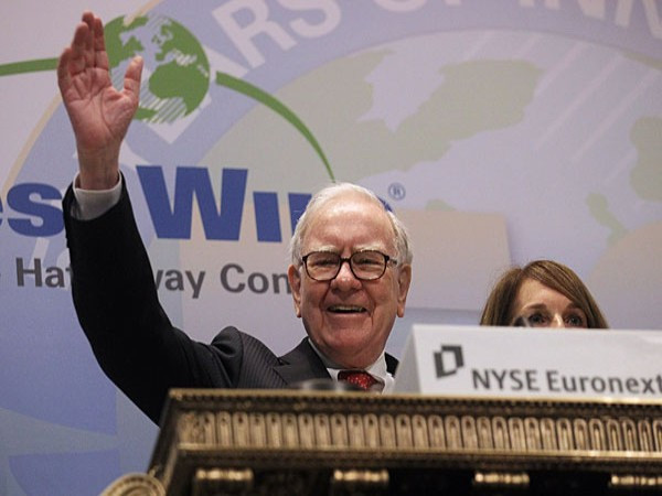 2. Warren Buffett (81 tuổi) Công ty: Berkshire Hathaway Tài sản: 44,7 tỷ USD Chủ tịch và Giám đốc điều hành của Berkshire Hathaway, Warren Buffett là CEO giàu thứ hai và cũng là tỷ phú giàu thứ ba thế giới. Ngoài ra, ông nắm giữ thêm các công ty American Express, Coca-cola, Costo và Moody. Mặc dù giàu có nhưng bắt đầu từ năm 2006, Warren Buffett đã cam kết cho đi 99% tài sản của mình vào các hoạt động từ thiện.