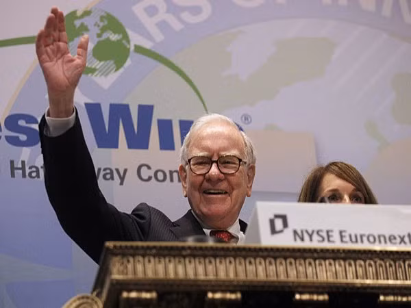 2. Warren Buffett (81 tuổi) Công ty: Berkshire Hathaway Tài sản: 44,7 tỷ USD Chủ tịch và Giám đốc điều hành của Berkshire Hathaway, Warren Buffett là CEO giàu thứ hai và cũng là tỷ phú giàu thứ ba thế giới. Ngoài ra, ông nắm giữ thêm các công ty American Express, Coca-cola, Costo và Moody. Mặc dù giàu có nhưng bắt đầu từ năm 2006, Warren Buffett đã cam kết cho đi 99% tài sản của mình vào các hoạt động từ thiện. 2. Warren Buffett (81 tuổi) Công ty: Berkshire Hathaway Tài sản: 44,7 tỷ USD Chủ tịch và Giám đốc điều hành của Berkshire Hathaway, Warren Buffett là CEO giàu thứ hai và cũng là tỷ phú giàu thứ ba thế giới. Ngoài ra, ông nắm giữ thêm các công ty American Express, Coca-cola, Costo và Moody. Mặc dù giàu có nhưng bắt đầu từ năm 2006, Warren Buffett đã cam kết cho đi 99% tài sản của mình vào các hoạt động từ thiện.