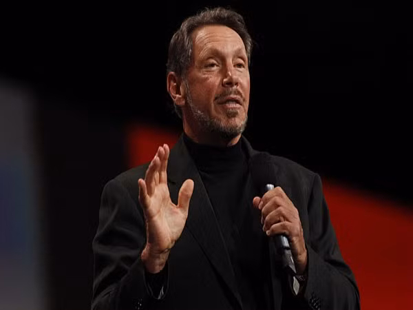 3. Lawrence J. Ellison (67 tuổi) Công ty: Oracle Tài sản: 35 tỷ USD Ông là đồng sáng lập và cũng là CEO của Oracle (công ty chuyên lĩnh vực dịch vụ và phần mềm). Khởi nghiệp từ hai bàn tay trắng, đến nay, Larry Ellison đã là người giàu thứ sáu thế giới và thứ 3 nước Mỹ. Ông còn được biết đến là tỷ phú tham gia rất nhiều hoạt đồng từ thiện, trong đó, ông đã cho đi ít nhất một nửa gia tài của mình vào các chiến dịch của hai tỷ phú Bill Gates và Warren Buffett. 3. Lawrence J. Ellison (67 tuổi) Công ty: Oracle Tài sản: 35 tỷ USD Ông là đồng sáng lập và cũng là CEO của Oracle (công ty chuyên lĩnh vực dịch vụ và phần mềm). Khởi nghiệp từ hai bàn tay trắng, đến nay, Larry Ellison đã là người giàu thứ sáu thế giới và thứ 3 nước Mỹ. Ông còn được biết đến là tỷ phú tham gia rất nhiều hoạt đồng từ thiện, trong đó, ông đã cho đi ít nhất một nửa gia tài của mình vào các chiến dịch của hai tỷ phú Bill Gates và Warren Buffett.
