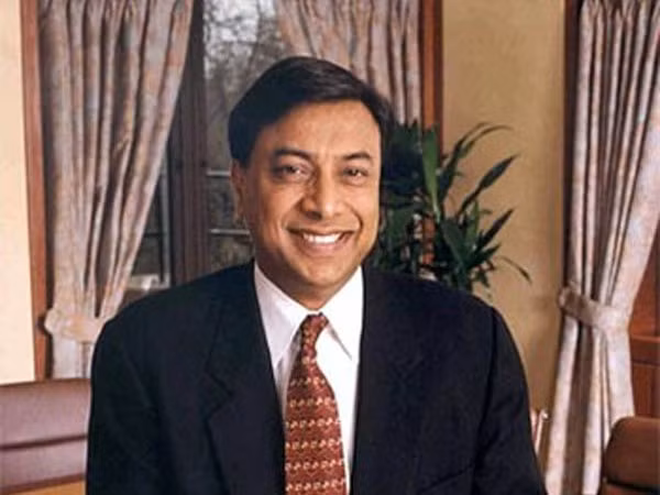 7. Lakshmi Mittal (61 tuổi) Công ty: Arcelor-Mittal Tài sản: 19,1 tỷ USD Lakshmi Mittal được mệnh danh là ông trùm thép bởi ông là người sáng lập kiêm Giám đốc điều hành của Arcelor Mittal, công ty sản xuất thép lớn nhất thế giới. Lakshmi từng là một trong năm người giàu nhất thế giới nhưng do suy thoái kinh tế châu Âu vào năm ngoái, nhu cầu thép ít đi đã khiến tài sản của ông từ 28 tỷ USD giảm xuống còn 19,1 tỷ USD. 7. Lakshmi Mittal (61 tuổi) Công ty: Arcelor-Mittal Tài sản: 19,1 tỷ USD Lakshmi Mittal được mệnh danh là ông trùm thép bởi ông là người sáng lập kiêm Giám đốc điều hành của Arcelor Mittal, công ty sản xuất thép lớn nhất thế giới. Lakshmi từng là một trong năm người giàu nhất thế giới nhưng do suy thoái kinh tế châu Âu vào năm ngoái, nhu cầu thép ít đi đã khiến tài sản của ông từ 28 tỷ USD giảm xuống còn 19,1 tỷ USD.