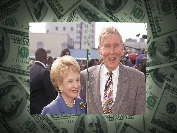 13. Sumner và Phyllis Redstone – 100 triệu USD Cuộc hôn nhân kéo dài 52 năm của ông trùm truyền thông Mỹ Sumner Redstone cuối cùng cũng kết thúc vào năm 2002. Ông Sumner Redstone phải lấy ra 100 triệu USD trong tài sản của mình để giải quyết ly hôn với vợ mình. Khi Sumner kết hôn một lần nữa, ông đã đủ thông minh để xây dựng một thỏa thuận tiền hôn nhân. 13. Sumner và Phyllis Redstone – 100 triệu USD Cuộc hôn nhân kéo dài 52 năm của ông trùm truyền thông Mỹ Sumner Redstone cuối cùng cũng kết thúc vào năm 2002. Ông Sumner Redstone phải lấy ra 100 triệu USD trong tài sản của mình để giải quyết ly hôn với vợ mình. Khi Sumner kết hôn một lần nữa, ông đã đủ thông minh để xây dựng một thỏa thuận tiền hôn nhân.