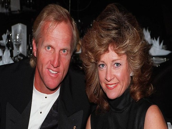 11. Greg Norman và Laura Andrassy – 103 triệu USD Tay golf người Úc Greg Norman và vợ Laura Andrassy quyết định kết thúc cuộc hôn nhân 25 năm của họ vào năm 2006. Cô vợ Laura đã mang theo 103 triệu USD và kết hôn với ngôi sao quần vợt Chris Evert. 11. Greg Norman và Laura Andrassy – 103 triệu USD Tay golf người Úc Greg Norman và vợ Laura Andrassy quyết định kết thúc cuộc hôn nhân 25 năm của họ vào năm 2006. Cô vợ Laura đã mang theo 103 triệu USD và kết hôn với ngôi sao quần vợt Chris Evert.