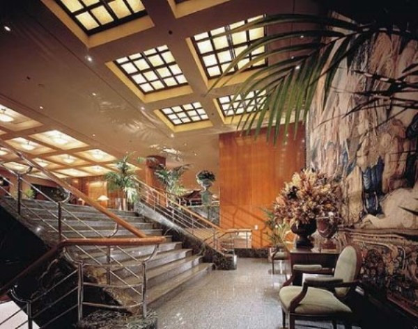 Toàn bộ căn phòng được bọc thép và cửa cửa sổ được lắp kính chống đạn dày 6 li nên độ an toàn được đặt ở mức tối đa. Toàn bộ căn phòng được bọc thép và cửa cửa sổ được lắp kính chống đạn dày 6 li nên độ an toàn được đặt ở mức tối đa.