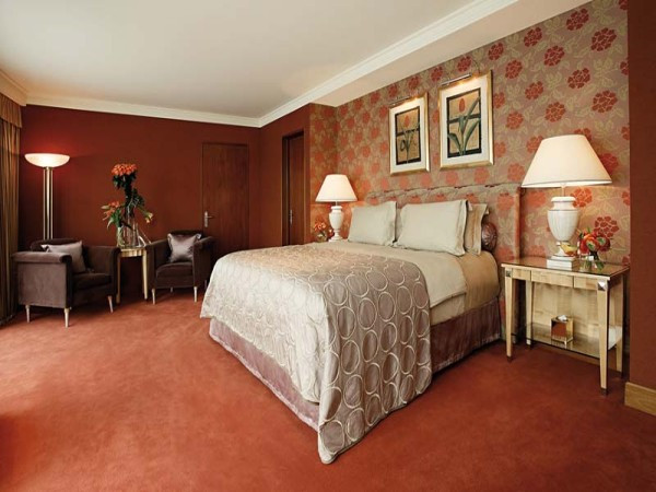 Nó rộng tới 1680 m2, gồm 12 phòng ngủ xa hoa, 12 phòng tắm, một bàn uống rượu đủ chỗ cho 40 khách. Toàn bộ căn phòng được lát nền gỗ và được trải những tấm thảm Ba Tư vô cùng độc đáo. Nó rộng tới 1680 m2, gồm 12 phòng ngủ xa hoa, 12 phòng tắm, một bàn uống rượu đủ chỗ cho 40 khách. Toàn bộ căn phòng được lát nền gỗ và được trải những tấm thảm Ba Tư vô cùng độc đáo.