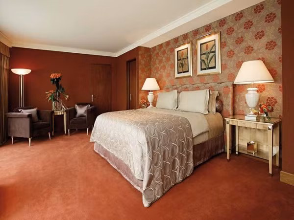 Nó rộng tới 1680 m2, gồm 12 phòng ngủ xa hoa, 12 phòng tắm, một bàn uống rượu đủ chỗ cho 40 khách. Toàn bộ căn phòng được lát nền gỗ và được trải những tấm thảm Ba Tư vô cùng độc đáo.