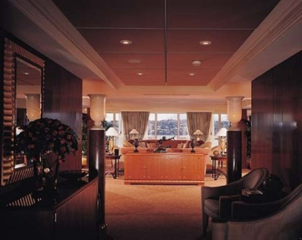 Nếu bị xâm nhập, nút nhấn báo động bên cạnh chiếc giường của hai phòng ngủ chính sẽ liên kết với trung tâm an ninh của khách sạn. Ngoài ra, trong trường hợp khẩn cấp, khách hàng sẽ thoát ra khỏi căn phòng bằng cách đi thang máy xuống thẳng tầng trệt hoặc có thể di tản bằng trực thăng nếu cần thiết. Nếu bị xâm nhập, nút nhấn báo động bên cạnh chiếc giường của hai phòng ngủ chính sẽ liên kết với trung tâm an ninh của khách sạn. Ngoài ra, trong trường hợp khẩn cấp, khách hàng sẽ thoát ra khỏi căn phòng bằng cách đi thang máy xuống thẳng tầng trệt hoặc có thể di tản bằng trực thăng nếu cần thiết.