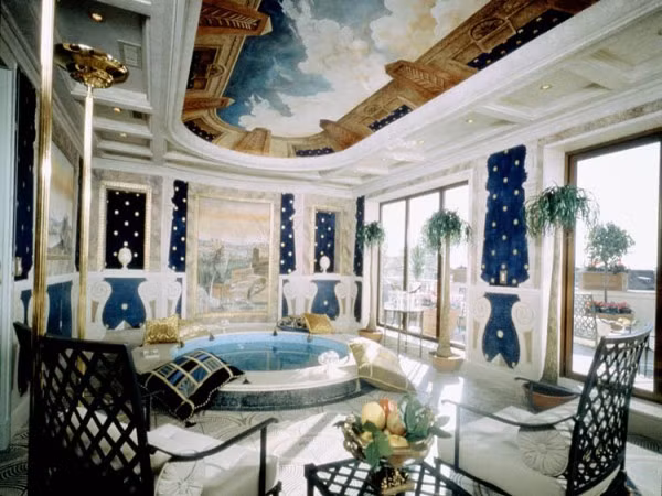 5. Suite Cupola, Westin Excelsior (Rome, Ý) Giá: 25.500 USD/đêm Westin Excelsior là một trong những khách sạn tốt nhất ở Ý và Suite Cupola là phòng đắt nhất khách sạn. Từ cửa sổ đến trần nhà trong phòng được thiết kế theo kiểu kiến trúc thời La Mã kết hợp với kiến trúc hiện đại.