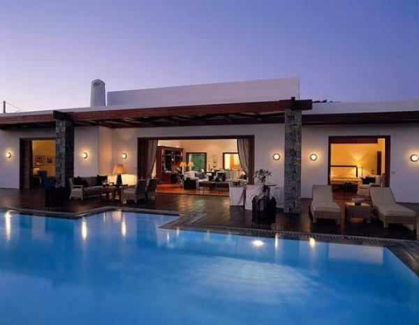 1. Royal Villa, Grand Resort Lagonissi (Athens, Hy Lạp) Giá: 52.000 USD/đêm Với diện tích 30 ha, nằm ven eo biển Địa Trung Hải, phía nam thủ đô Athens (Hy Lạp), Royal Villa hiện là biệt thự cho thuê đắt nhất thế giới. Khi đến nghỉ tại đây, khách hàng sẽ được cung cấp một quản gia, đầu bếp và nghệ sĩ chơi dương cầm phục vụ riêng.