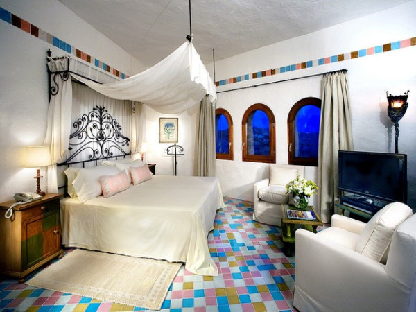Phòng Tổng thống được xây dựng hướng ra bờ biển Costa Smeralda đầy nắng và gió. Phòng có ba phòng ngủ sang trọng, một bể bơi trên sân thượng, một hầm rượu vang và phòng tập thể hình ngoài trời. Phòng Tổng thống được xây dựng hướng ra bờ biển Costa Smeralda đầy nắng và gió. Phòng có ba phòng ngủ sang trọng, một bể bơi trên sân thượng, một hầm rượu vang và phòng tập thể hình ngoài trời.