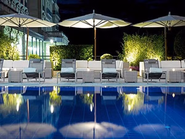 Không những thế, khách hàng khi nghỉ tại đây còn được đảm bảo độ an toàn tuyệt đối với những thiết bị bảo vệ vô cùng hiện đại và nghiêm ngặt: có trung tâm an ninh theo dõi ngoài hành lang 24/24, tường bọc thép và cửa kính chống đạn.