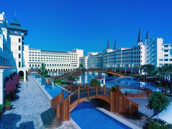 10. Phòng Tổng thống, Mardan Palace (Antalya, Thổ Nhĩ Kỳ) Giá : 17.000 USD/đêm Khách sạn Mardan Palace vừa khai trương được một thời gian không lâu nhưng đã lọt vào danh sách những khách sạn xa xỉ nhất châu Âu. Khách sạn được xây dựng bởi tỷ phú Nga Telman Ismailov với chi phí lên tới 1,6 tỷ USD. Vì thế, đương nhiên giá phòng ở đây cũng cao ngất ngưởng. 10. Phòng Tổng thống, Mardan Palace (Antalya, Thổ Nhĩ Kỳ) Giá : 17.000 USD/đêm Khách sạn Mardan Palace vừa khai trương được một thời gian không lâu nhưng đã lọt vào danh sách những khách sạn xa xỉ nhất châu Âu. Khách sạn được xây dựng bởi tỷ phú Nga Telman Ismailov với chi phí lên tới 1,6 tỷ USD. Vì thế, đương nhiên giá phòng ở đây cũng cao ngất ngưởng.