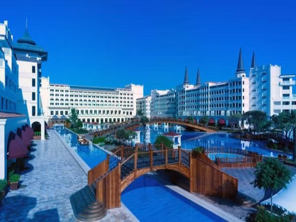 10. Phòng Tổng thống, Mardan Palace (Antalya, Thổ Nhĩ Kỳ) Giá : 17.000 USD/đêm Khách sạn Mardan Palace vừa khai trương được một thời gian không lâu nhưng đã lọt vào danh sách những khách sạn xa xỉ nhất châu Âu. Khách sạn được xây dựng bởi tỷ phú Nga Telman Ismailov với chi phí lên tới 1,6 tỷ USD. Vì thế, đương nhiên giá phòng ở đây cũng cao ngất ngưởng.