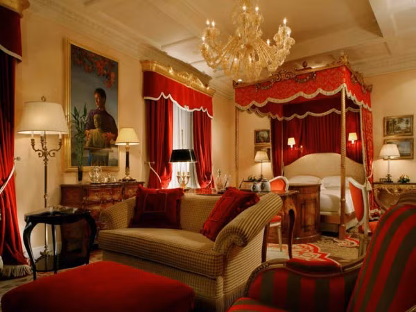 Suite Cupola có bể bơi được thiết kế theo mạch nước ngầm phun tự nhiên, phòng ngủ được trang trí rất cầu kỳ, một nhà bếp riêng và một phòng ăn đầy đủ tiện nghi có sức chứa khoảng 10 người.