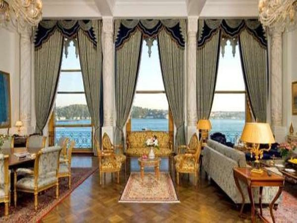 4. Grand Sultan Suite, Çirağan Palace Kempinski (Istanbul, Thổ Nhĩ Kỳ) Giá: 30.500 USD/đêm Grand Sultan tự hào là phòng khách sạn đắt nhất Thổ Nhĩ Kỳ. Căn phòng có 4 phòng ngủ, một đèn chùm pha lê làm bằng thủ công và được cung cấp một quản gia phục vụ suốt 24 giờ. Từ căn phòng, khách hàng có thể chiêm ngưỡng vẻ đẹp của cung điện Çirağan tráng lệ. Giá cho thuê phòng là 30.500 USD/đêm và có thể lên đến 50.000 USD trong mùa cao điểm. 4. Grand Sultan Suite, Çirağan Palace Kempinski (Istanbul, Thổ Nhĩ Kỳ) Giá: 30.500 USD/đêm Grand Sultan tự hào là phòng khách sạn đắt nhất Thổ Nhĩ Kỳ. Căn phòng có 4 phòng ngủ, một đèn chùm pha lê làm bằng thủ công và được cung cấp một quản gia phục vụ suốt 24 giờ. Từ căn phòng, khách hàng có thể chiêm ngưỡng vẻ đẹp của cung điện Çirağan tráng lệ. Giá cho thuê phòng là 30.500 USD/đêm và có thể lên đến 50.000 USD trong mùa cao điểm.