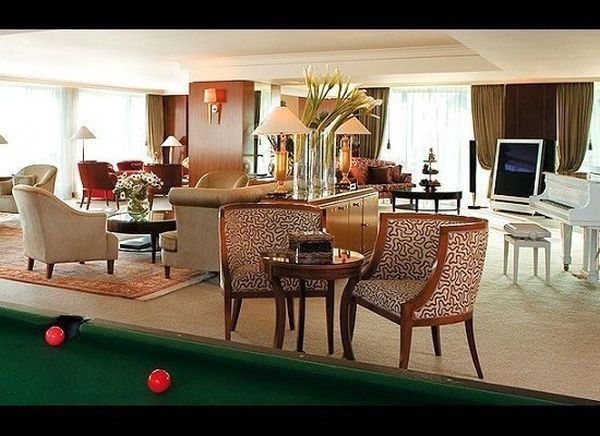 2. Royal Penthouse Suite, Khách sạn President Wilson (Geneva, Thụy Sĩ) Giá: 38.000 USD/đêm Royal Penthouse nằm ở tầng 8 của khách sạn President Wilson nhìn thẳng ra hồ Geneva và dãy núi Alps với phong cảnh vô cùng quyến rũ. Phòng rộng tới 1680 m2, gồm 12 phòng ngủ xa hoa, 12 phòng tắm, bể bơi, thư viện, bàn bi-a, sân thượng riêng và được phục vụ 24/24. 2. Royal Penthouse Suite, Khách sạn President Wilson (Geneva, Thụy Sĩ) Giá: 38.000 USD/đêm Royal Penthouse nằm ở tầng 8 của khách sạn President Wilson nhìn thẳng ra hồ Geneva và dãy núi Alps với phong cảnh vô cùng quyến rũ. Phòng rộng tới 1680 m2, gồm 12 phòng ngủ xa hoa, 12 phòng tắm, bể bơi, thư viện, bàn bi-a, sân thượng riêng và được phục vụ 24/24.