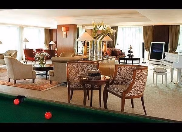 2. Royal Penthouse Suite, Khách sạn President Wilson (Geneva, Thụy Sĩ) Giá: 38.000 USD/đêm Royal Penthouse nằm ở tầng 8 của khách sạn President Wilson nhìn thẳng ra hồ Geneva và dãy núi Alps với phong cảnh vô cùng quyến rũ. Phòng rộng tới 1680 m2, gồm 12 phòng ngủ xa hoa, 12 phòng tắm, bể bơi, thư viện, bàn bi-a, sân thượng riêng và được phục vụ 24/24.
