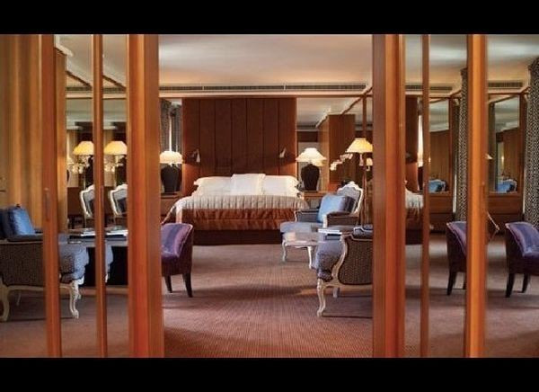 3. Royal Armleder Suite, Le Richemond (Geneva, Thụy Sĩ) Giá: 31.700 USD/đêm Royal Armleder rộng tới 754 m2, gồm có nội thất mosaic, lò sưởi ấm cúng, sàn gỗ, cửa sổ lắp kính chống đạn sẽ mang lại cảm giác an toàn và thoải mái cho bất cứ ai đặt chân đến khách sạn. 3. Royal Armleder Suite, Le Richemond (Geneva, Thụy Sĩ) Giá: 31.700 USD/đêm Royal Armleder rộng tới 754 m2, gồm có nội thất mosaic, lò sưởi ấm cúng, sàn gỗ, cửa sổ lắp kính chống đạn sẽ mang lại cảm giác an toàn và thoải mái cho bất cứ ai đặt chân đến khách sạn.