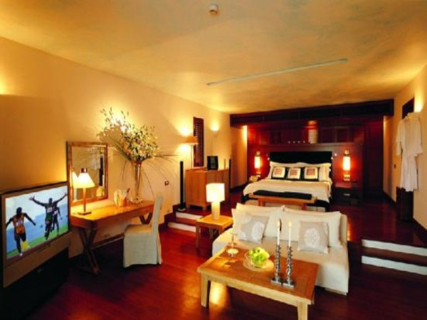 Ngoài ra, Royal Villa còn nổi bật với bể bơi trong nhà, bể bơi ngoài trời, bãi tắm riêng, các phòng tắm lát đá cẩm thạch cùng thiết bị massage hydro và nội thất được lấp đầy bởi những tác phẩm nghệ thuật rực rỡ. Ngoài ra, Royal Villa còn nổi bật với bể bơi trong nhà, bể bơi ngoài trời, bãi tắm riêng, các phòng tắm lát đá cẩm thạch cùng thiết bị massage hydro và nội thất được lấp đầy bởi những tác phẩm nghệ thuật rực rỡ.