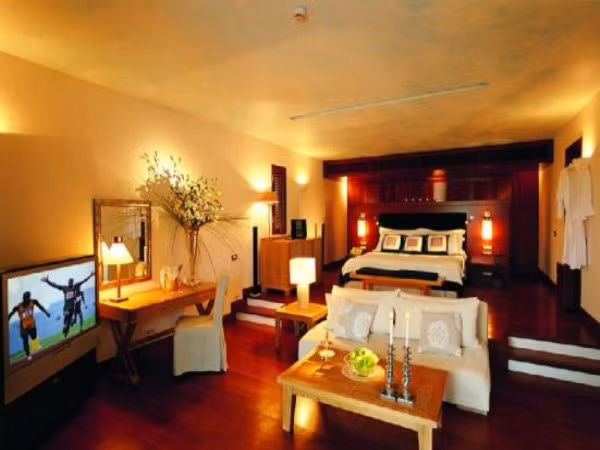 Ngoài ra, Royal Villa còn nổi bật với bể bơi trong nhà, bể bơi ngoài trời, bãi tắm riêng, các phòng tắm lát đá cẩm thạch cùng thiết bị massage hydro và nội thất được lấp đầy bởi những tác phẩm nghệ thuật rực rỡ.