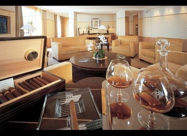 7. Phòng Tổng thống, khách sạn Martinez (Cannes, Pháp) Giá: 20.000 USD/đêm Phòng Tổng thống trong khách sạn Martinez là căn phòng lớn nhất với gần 1.000 m2. Nó được thiết kế có thể chia thành bốn dãy phòng độc lập để phù hợp với nhu cầu của khách hàng khi không cần thiết sử dụng tất cả không gian. 7. Phòng Tổng thống, khách sạn Martinez (Cannes, Pháp) Giá: 20.000 USD/đêm Phòng Tổng thống trong khách sạn Martinez là căn phòng lớn nhất với gần 1.000 m2. Nó được thiết kế có thể chia thành bốn dãy phòng độc lập để phù hợp với nhu cầu của khách hàng khi không cần thiết sử dụng tất cả không gian.