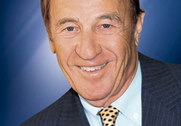 3. Albert Ueltschi (94 tuổi) Tổng tài sản: 1,9 tỷ USD Albert Ueltschi sinh ra và lớn lên trong một trang trại ở Kentucky (Mỹ). Ông đã sớm có niềm đam mê được bay sau khi nghe radio phát sóng chuyến bay ngang qua Đại Tây Dương của Charles Lindbergh năm 1927. Sau đó, ông đã bỏ trường ĐH Kentucky để học bay và làm phi công cho Pan Am. Ông cũng là người sáng lập ra trường đào tạo phi công FlightSafety nhưng đến năm 1996, nó đã được bán lại cho Berkshire Hathaway của Warren Buffett với giá 1,5 tỷ USD.